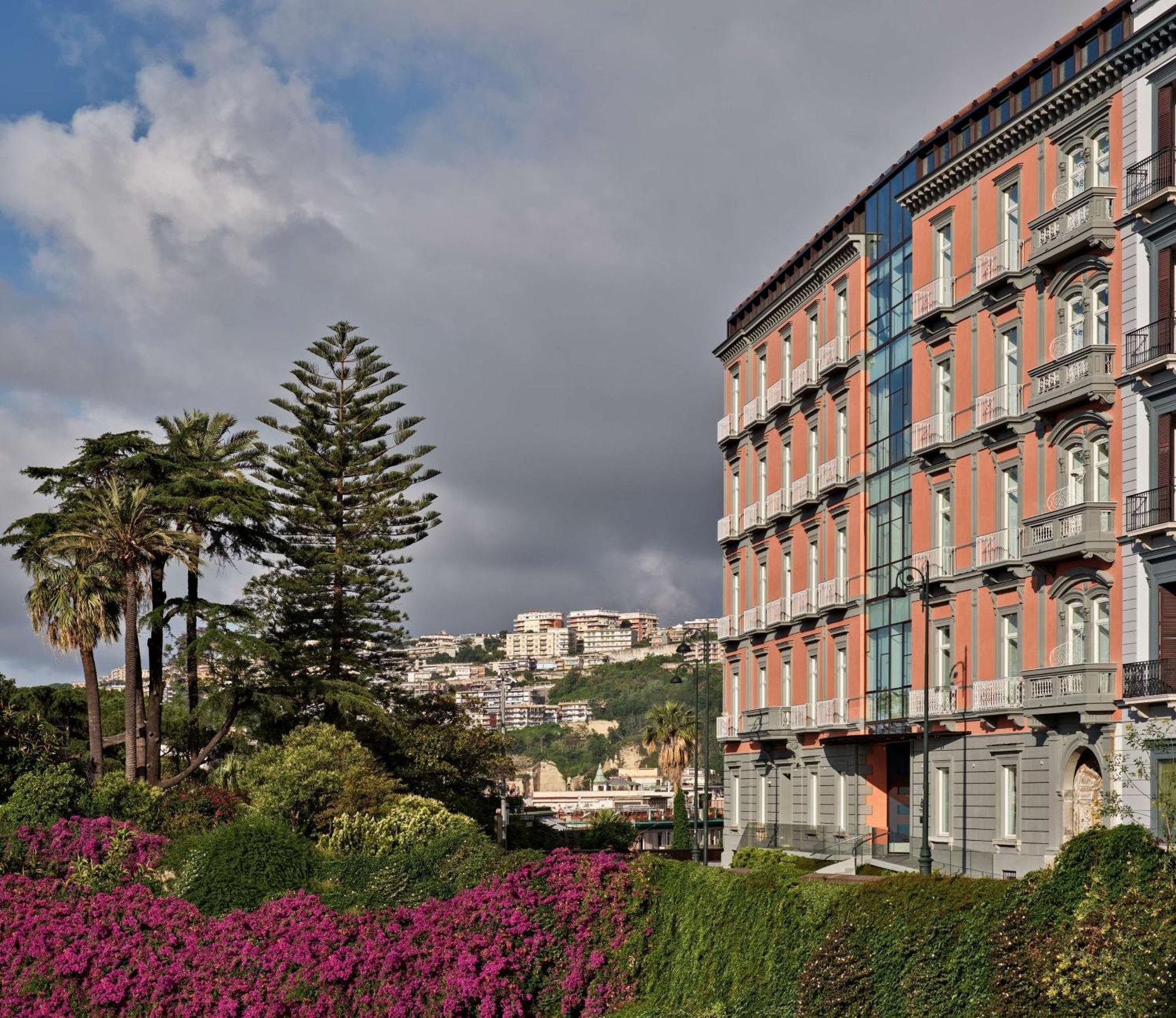 The Britannique Hotel Naples, Curio Collection By Hilton Kültér fotó